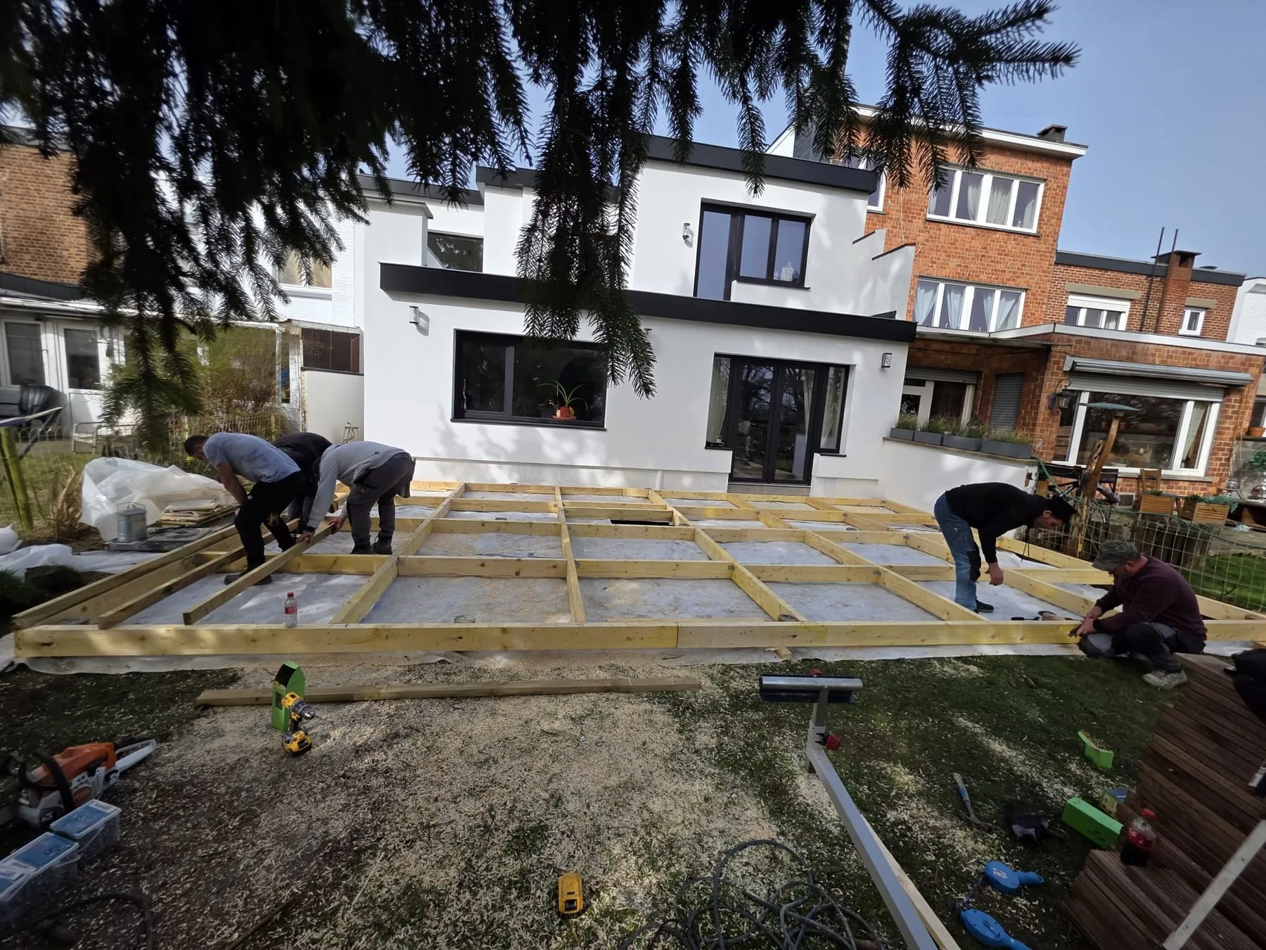 Montage de l'ossature : lambourdes réglées et alignées avant la pose des lames.
