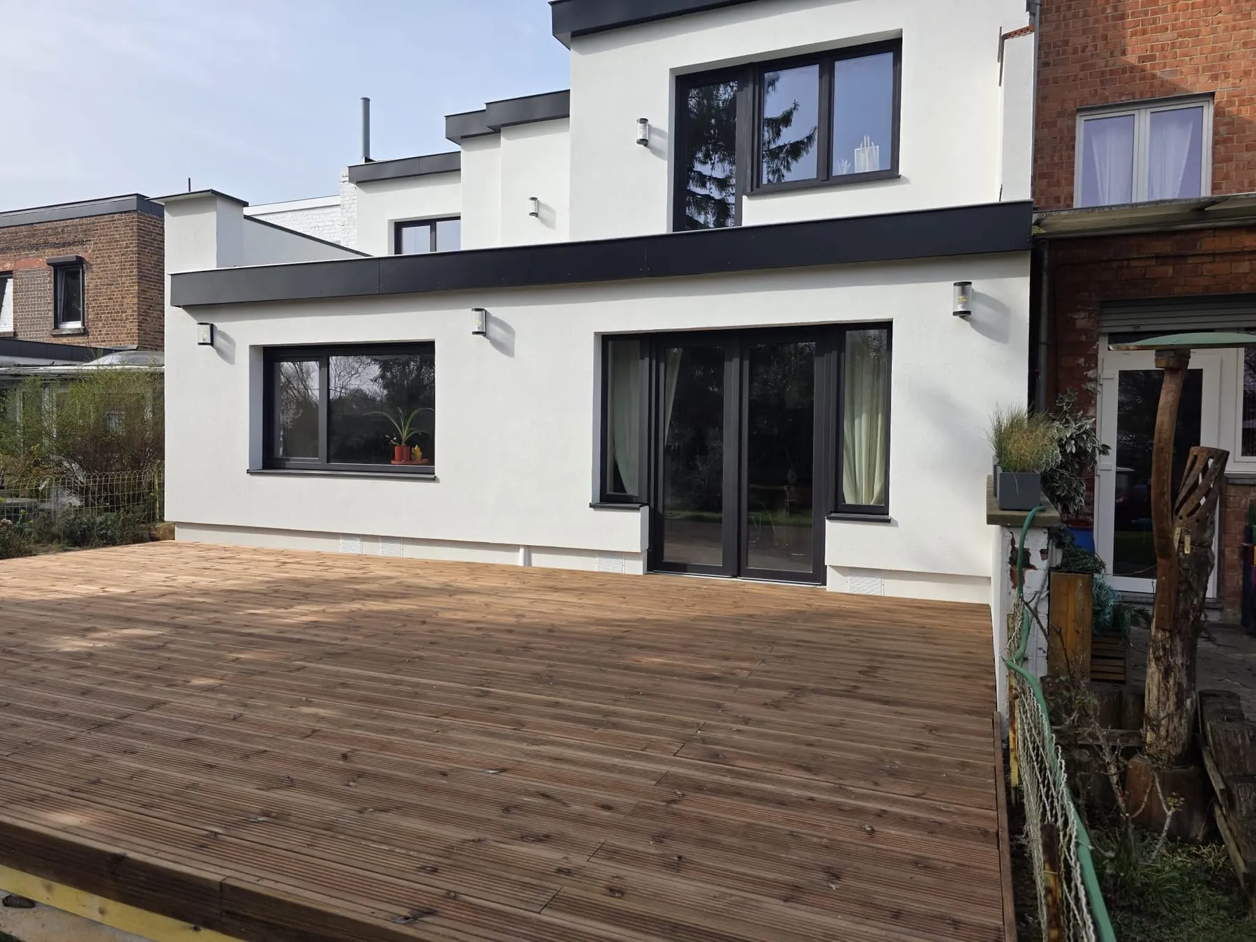 Terrasse terminée, lames alignées et rives finies proprement.