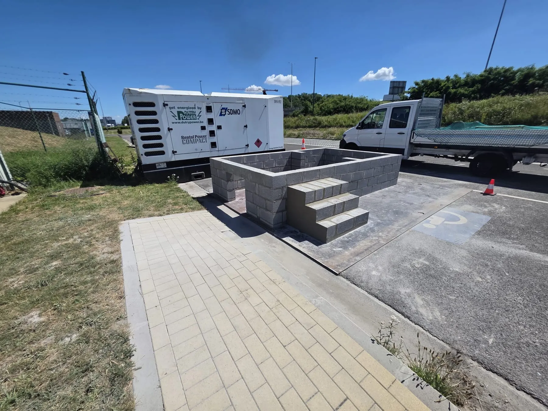 Aménagement extérieur d'un site professionnel : socle technique, pavage et accès