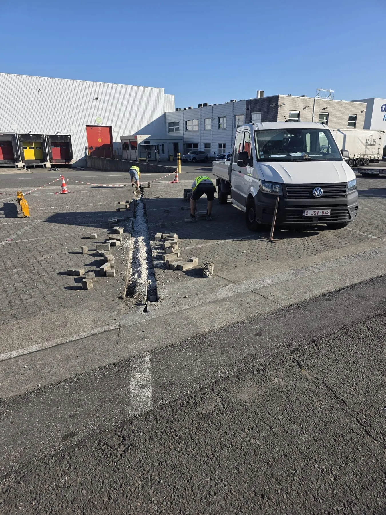 Découpe nette du pavage existant pour le passage des réseaux.