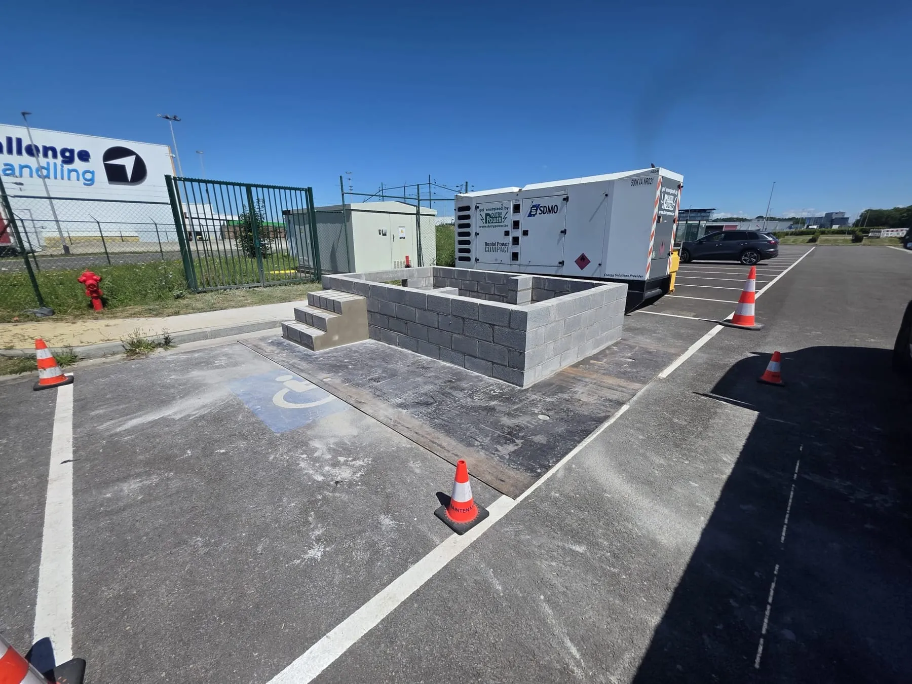 Socle en blocs béton et escalier d'accès, avant remise en état des abords.