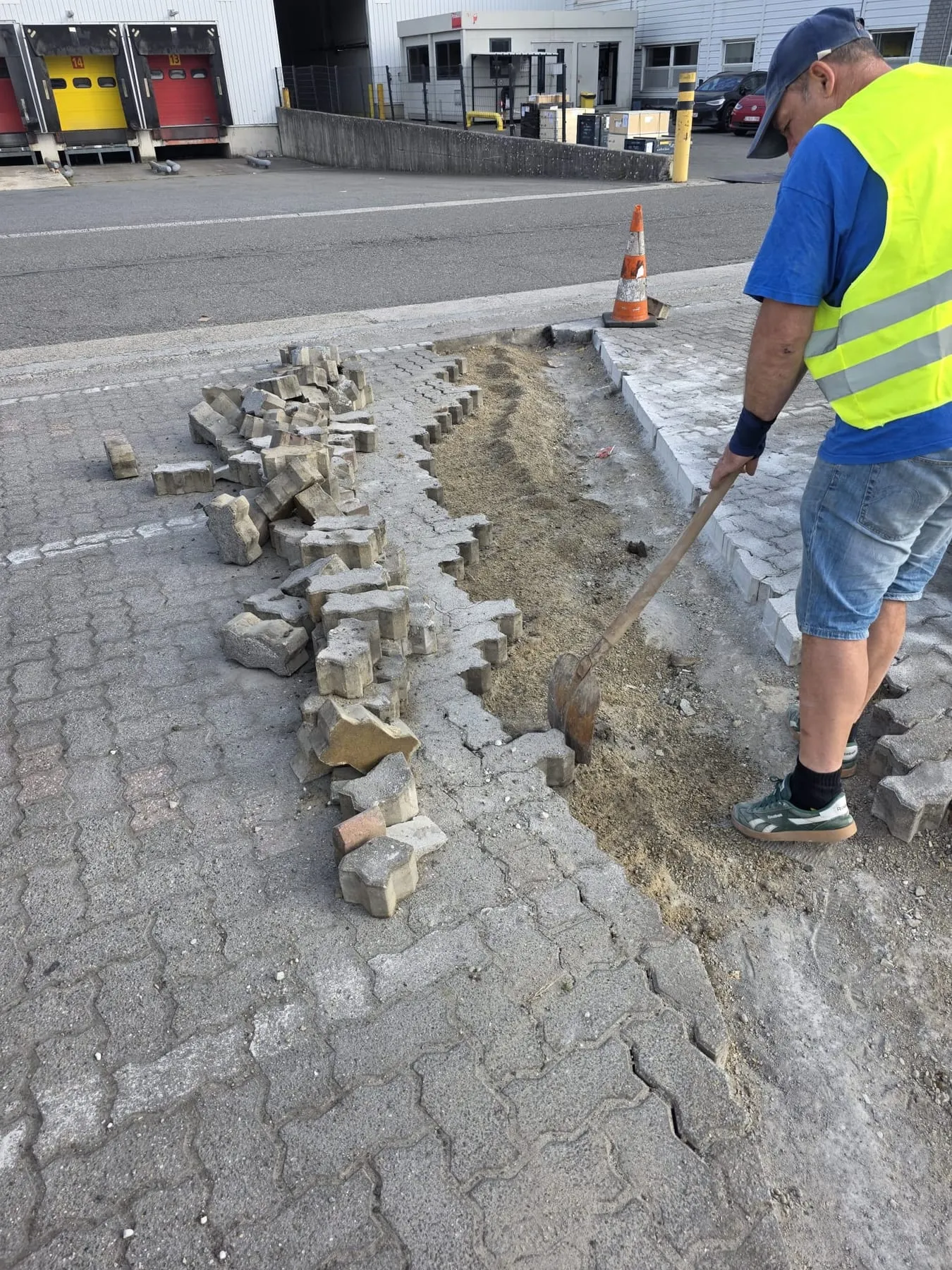 Zone de chantier balisée : la circulation des véhicules continue autour.