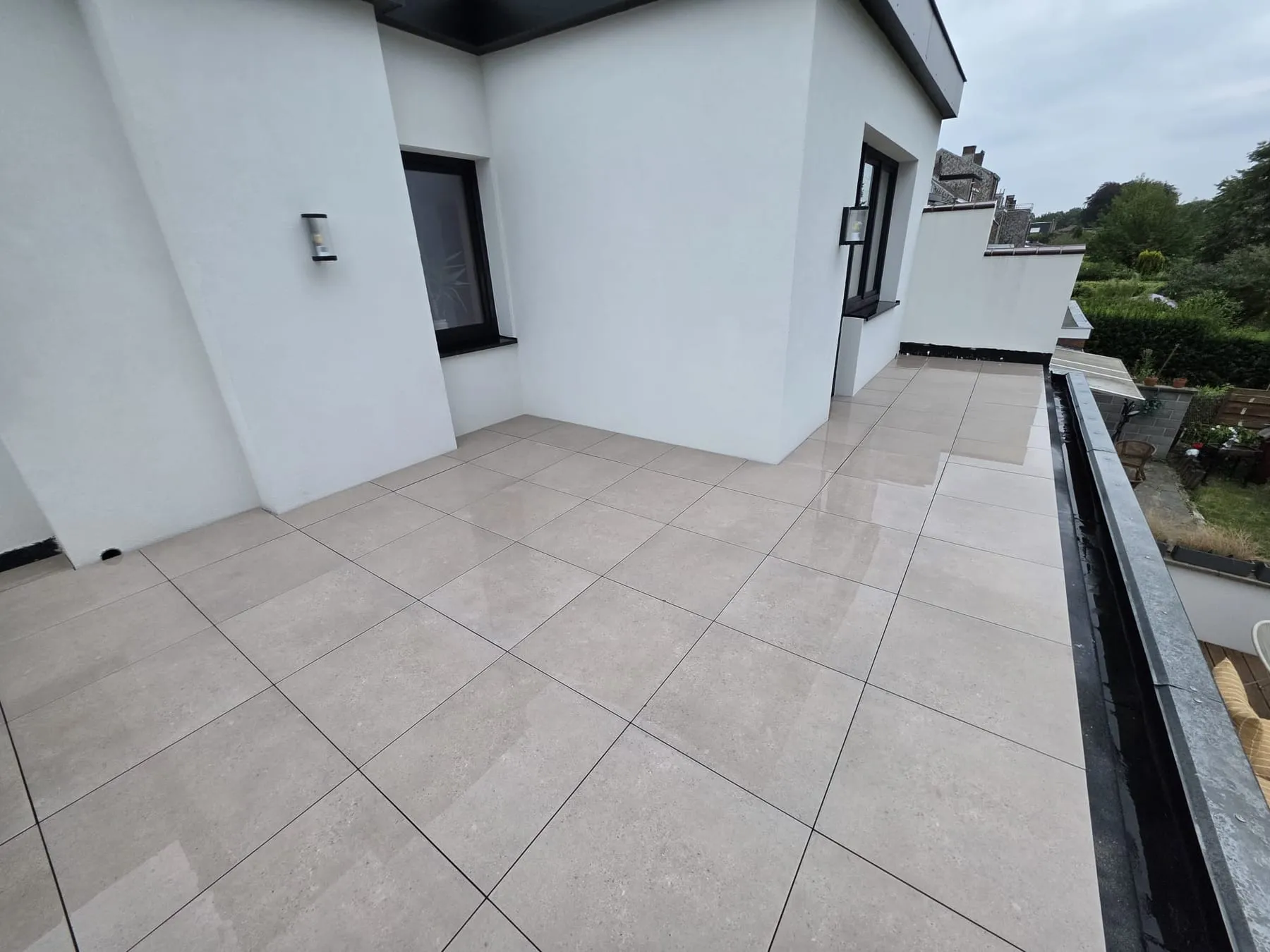 Terrasse sur plots sur toit plat à Liège : dalles céramiques posées sur étanchéité